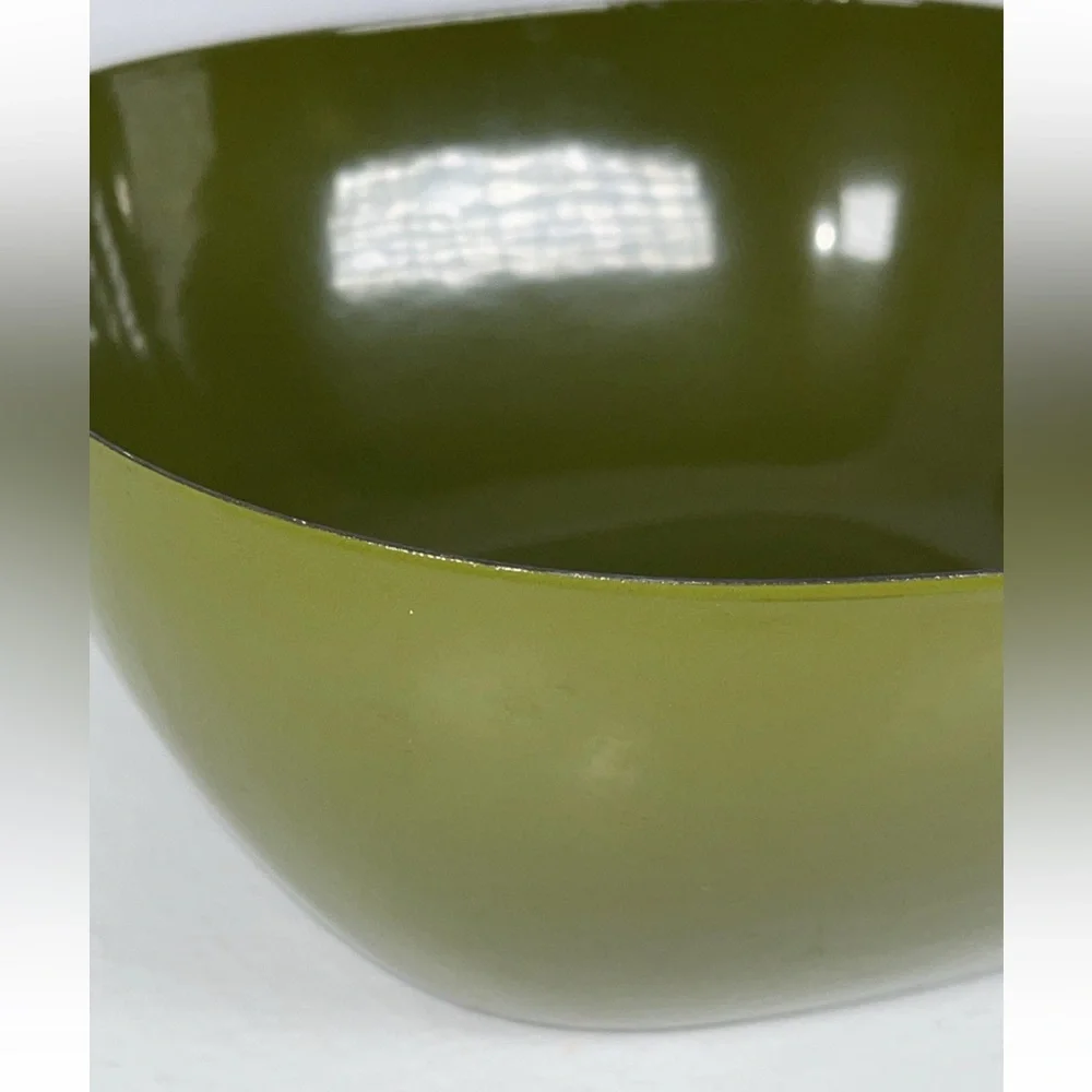 CATHRINEHOLM 1960s avocado green enamel salad bowl mid century kitchen 9.75”wide